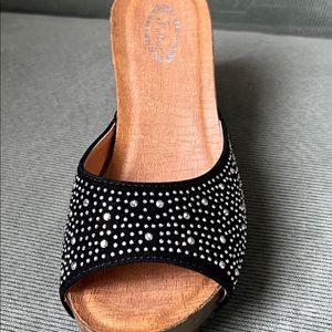 Italina rhinestone open toe wedge sandal. Comfortable and gorgeous! Sz 8